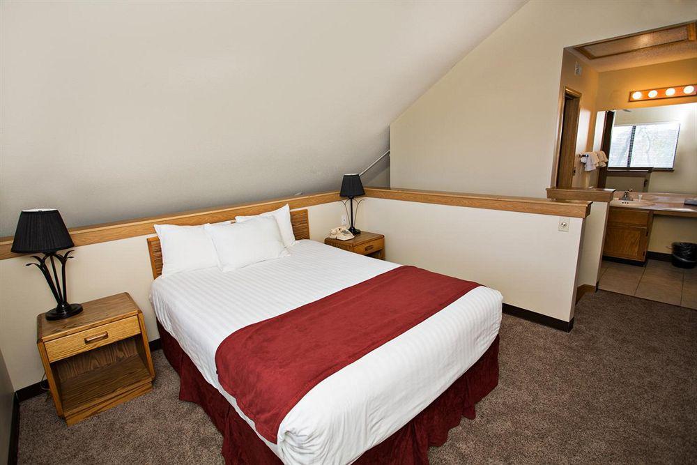 Sterling Hotel And Suites Clive Экстерьер фото