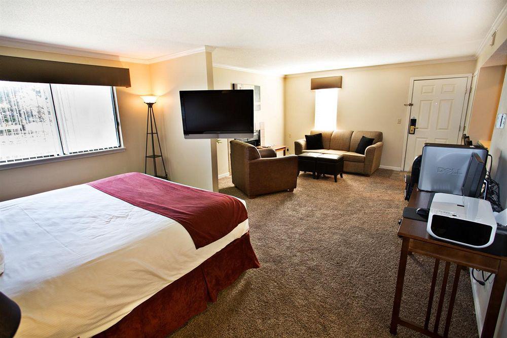 Sterling Hotel And Suites Clive Экстерьер фото