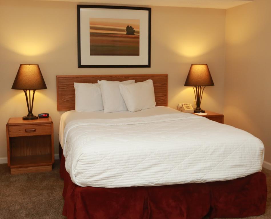 Sterling Hotel And Suites Clive Экстерьер фото