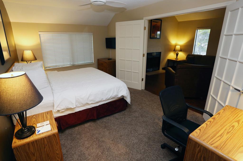 Sterling Hotel And Suites Clive Экстерьер фото