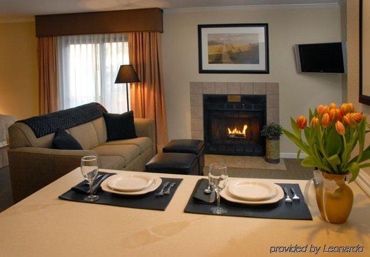 Sterling Hotel And Suites Clive Номер фото