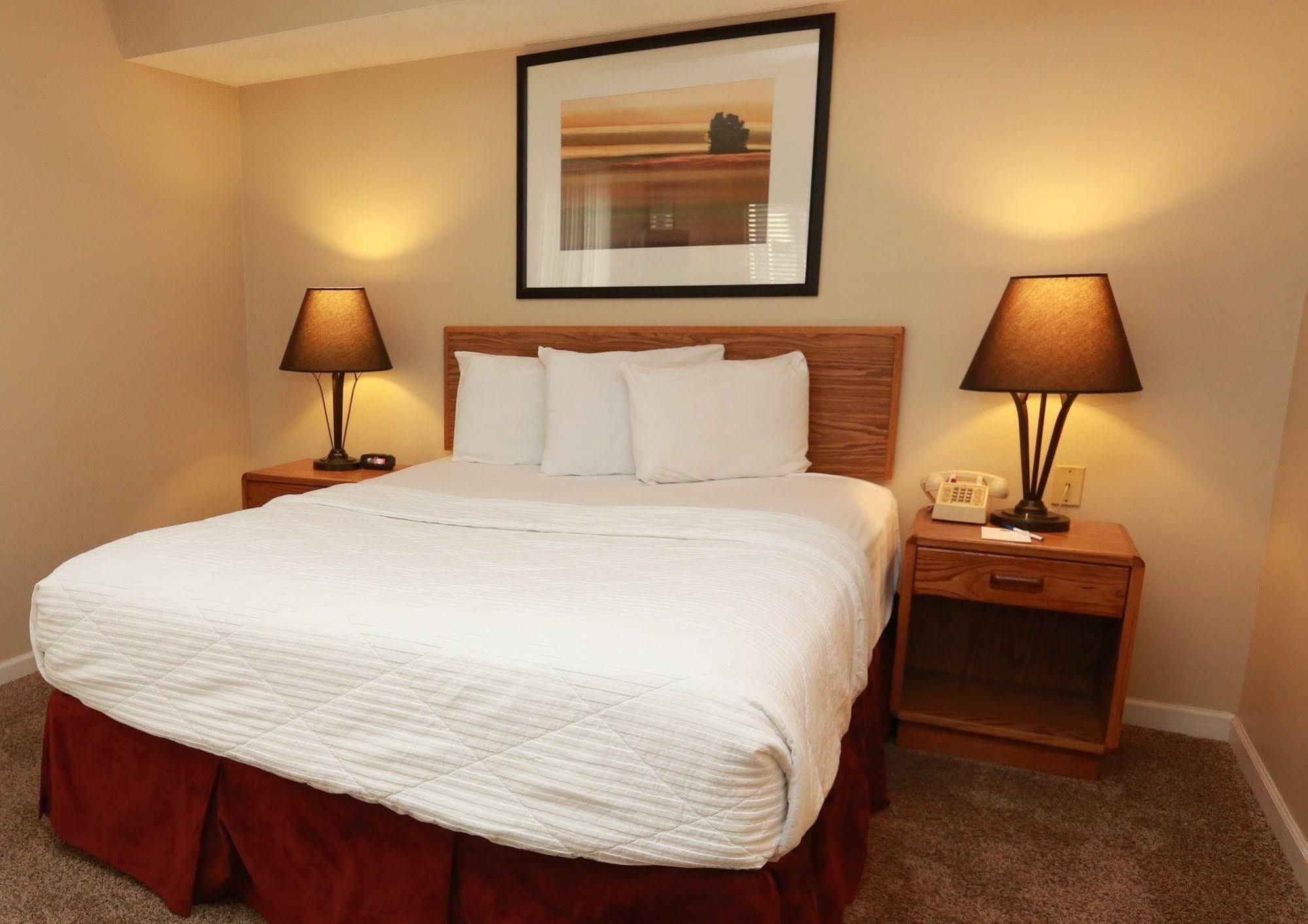 Sterling Hotel And Suites Clive Экстерьер фото