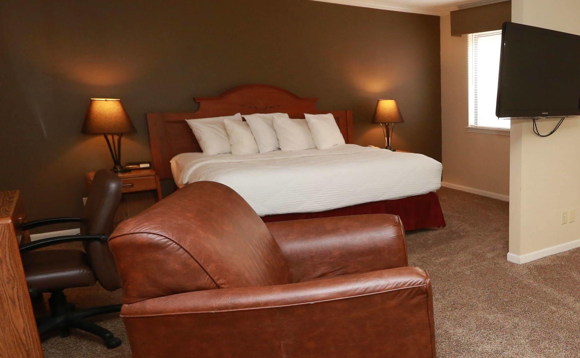 Sterling Hotel And Suites Clive Экстерьер фото