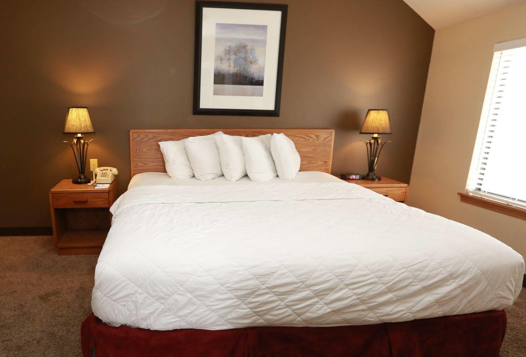Sterling Hotel And Suites Clive Экстерьер фото
