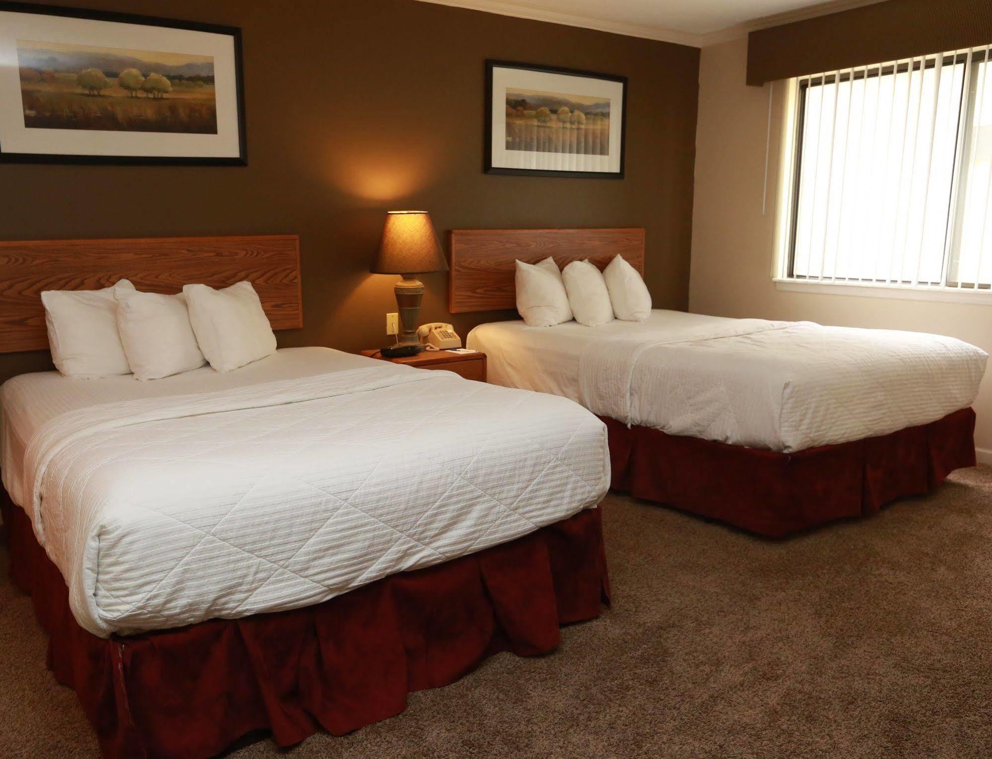 Sterling Hotel And Suites Clive Экстерьер фото