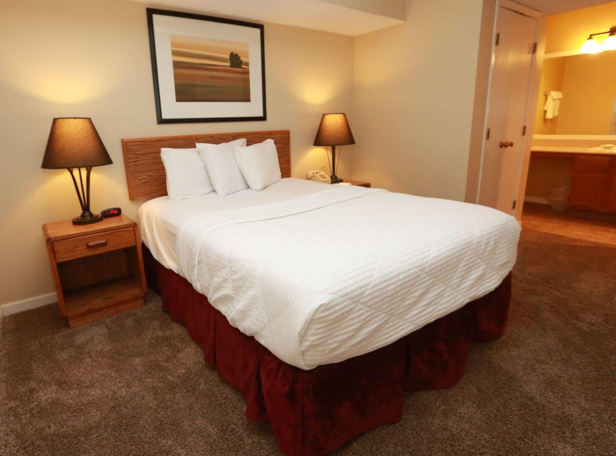 Sterling Hotel And Suites Clive Экстерьер фото