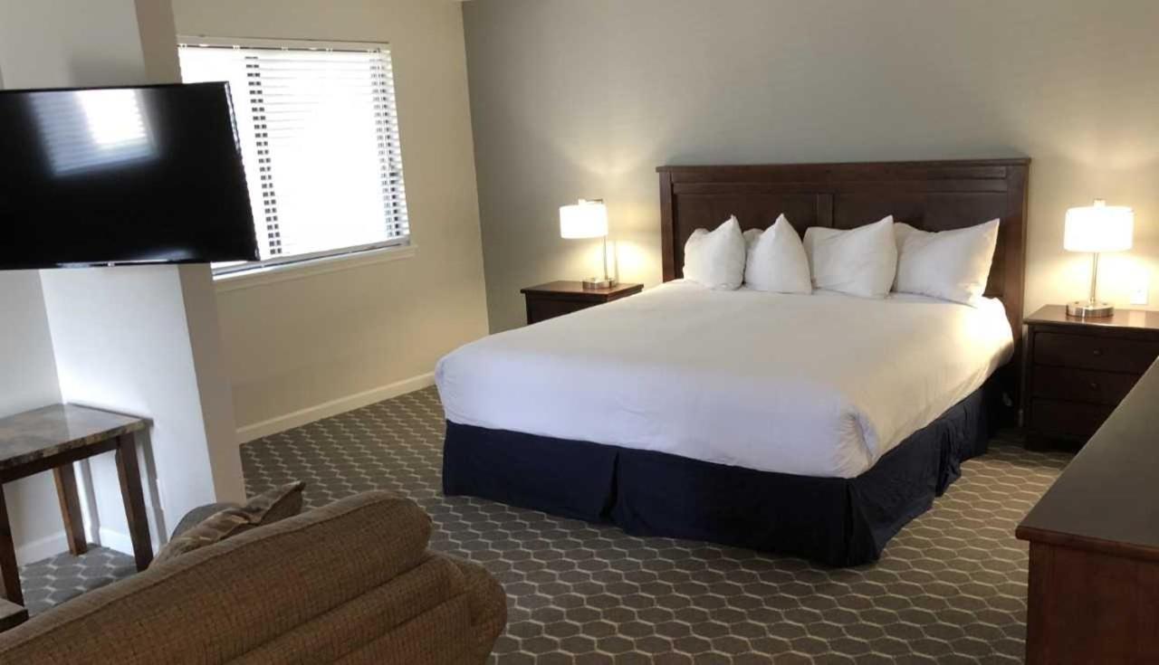 Sterling Hotel And Suites Clive Экстерьер фото