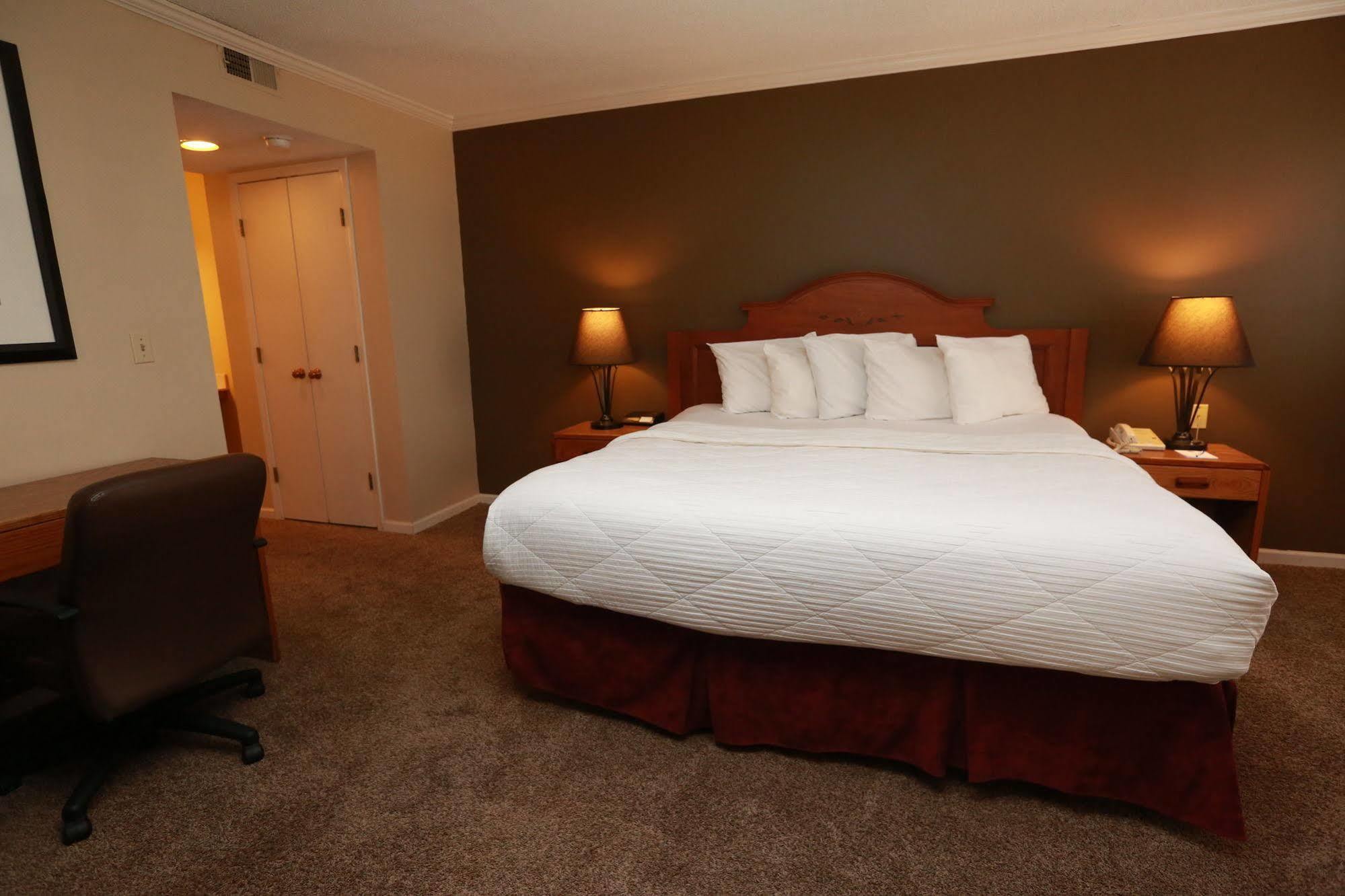 Sterling Hotel And Suites Clive Экстерьер фото