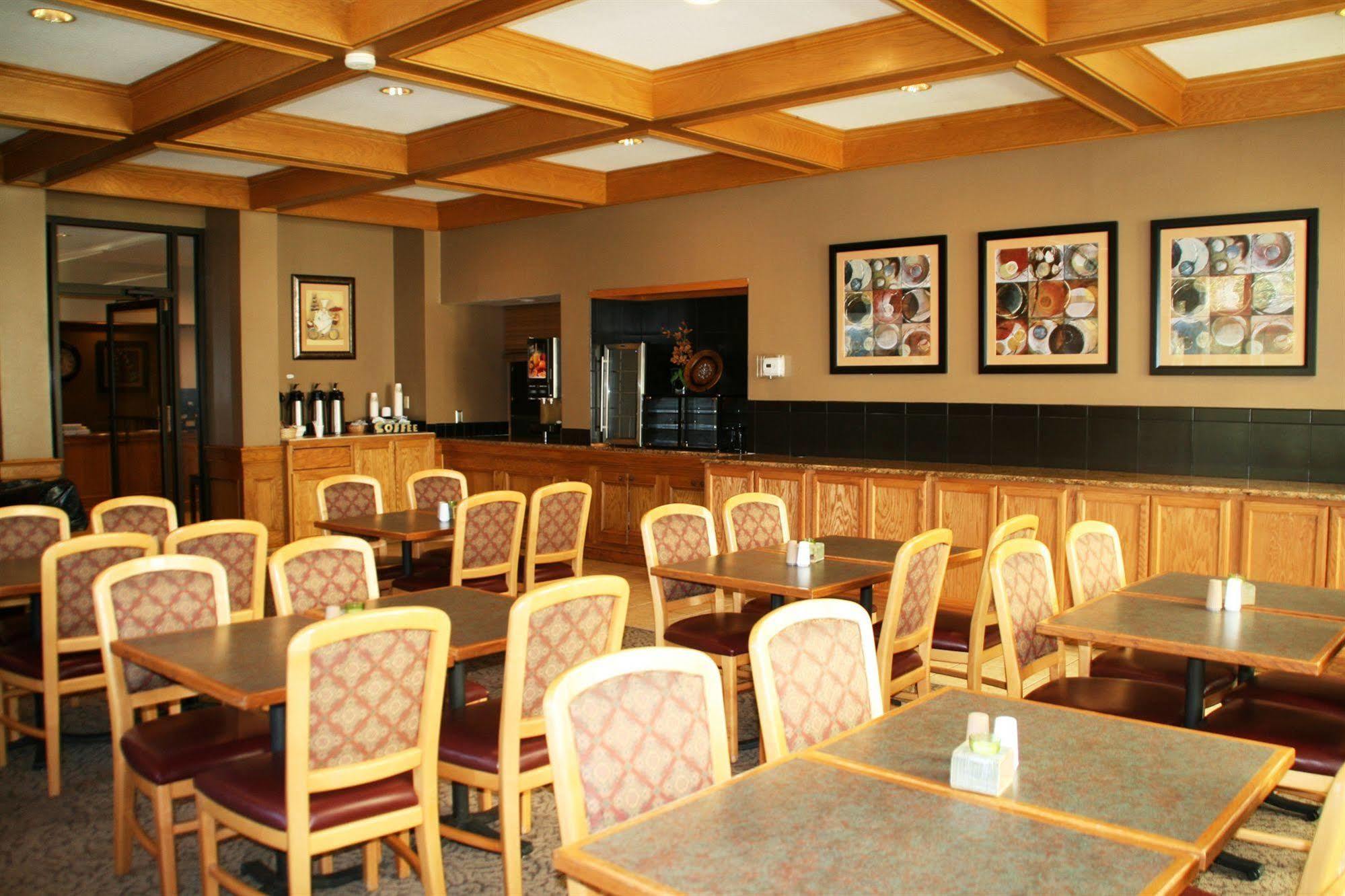 Sterling Hotel And Suites Clive Экстерьер фото