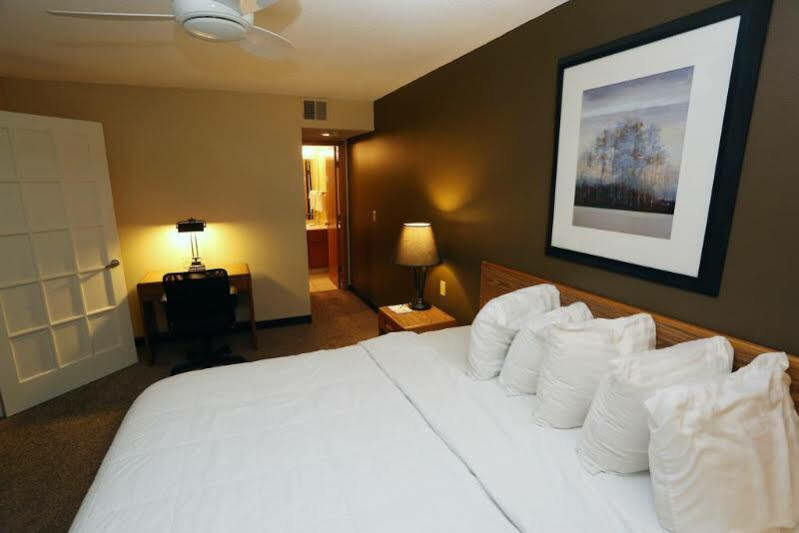 Sterling Hotel And Suites Clive Экстерьер фото