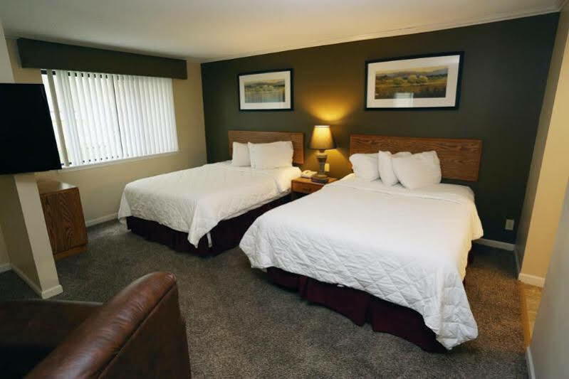 Sterling Hotel And Suites Clive Экстерьер фото